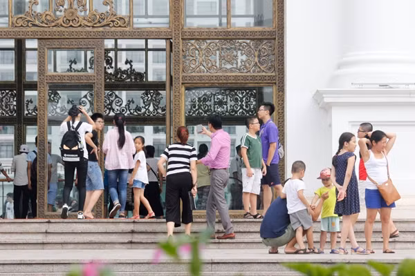 Do thời tiết sáng nay mát mẻ nên nhiều gia đình đưa nhau đến các điểm vui chơi, trung tâm thương mại từ rất sớm. Ảnh chụp tại Royal City (Nguyễn Trãi, Hà Nội).