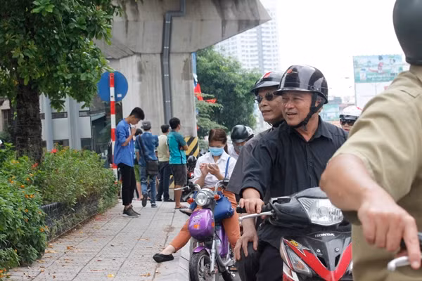 Một số người lớn tuổi cũng tranh thủ gặp nhau, chở nhau dạo phố để ôn lại chuyện thời trai trẻ.