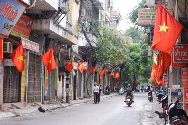 Đến khoảng 9h30, nhiều tuyến phố của Thủ đô trở nên vắng vẻ hơn trong ngày kỉ niệm 71 năm Quốc khánh nước Cộng hòa xã hội chủ nghĩa Việt Nam.