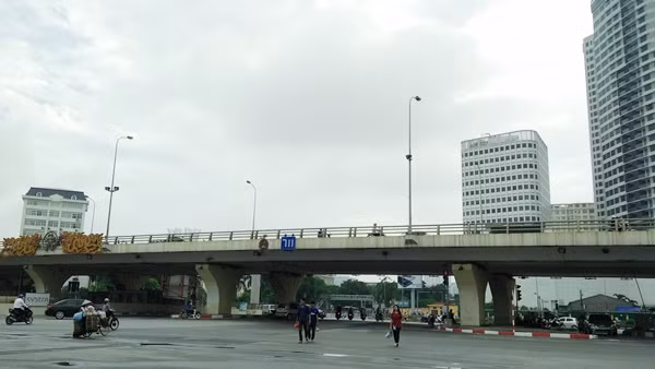 Đến khoảng 8h, nhiều tuyến đường Hà Nội bắt đầu trở nên thông thoáng, lượng phương tiện tham gia giao thông bắt đầu giảm mạnh. Ảnh chụp tại nút giao thông cầu vượt Mai Dịch (quận Cầu Giấy, Hà Nội).