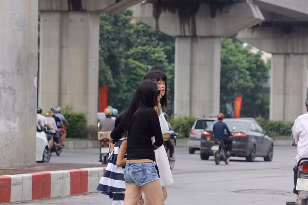 Nhiều bạn trẻ vui vẻ đi chơi, mua sắm.