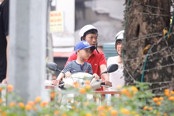 Nhiều em nhỏ thích thú khi được bố mẹ đưa đi chơi nhân dịp nghỉ lễ Quốc khánh 2/9.