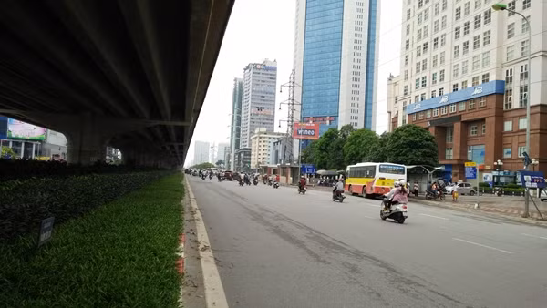 Đường Phạm Hùng cũng trở nên thông thoáng, các phương tiện di chuyển thuận lợi.