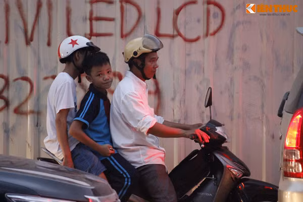 Vẻ mệt mỏi của một cậu bé vì tắc đường.