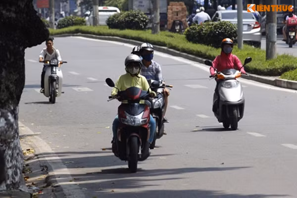 Người đi đường sẽ không còn được bóng cây che mát khi di chuyển qua đường Kim Mã mỗi khi thời tiết nắng nóng, oi bức như thế này.