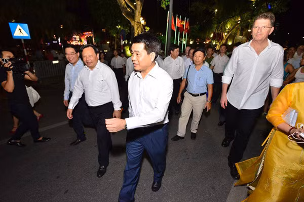 Chủ tịch UBND TP Hà Nội Nguyễn Đức Chung hào hứng dạo trên phố đi bộ.