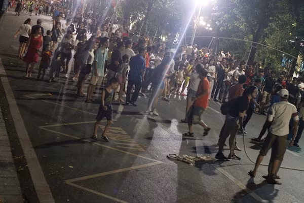 Người đi bộ còn được tham gia nhiều trò chơi vui nhộn do nhóm thanh niên tình nguyện tổ chức ngay trên phố đi bộ.