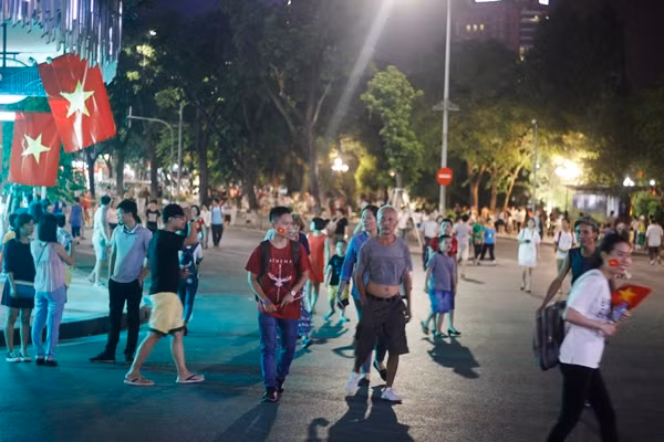 Nhiều du khách tỏ ra lạ lẫm nhưng thích thú khi bước dưới không gian rộng rãi.