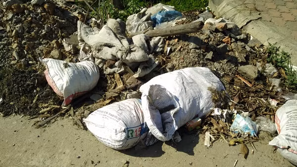 Các đống phế thải chiếm hết phần diện tích lòng đường đại lộ Thăng Long của người đi đường.