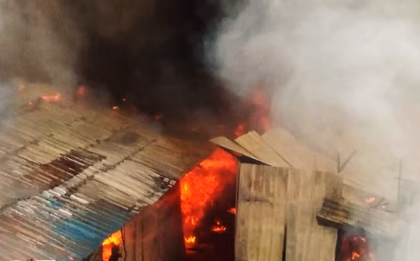 Ngọn lửa bốc cháy dữ dội.