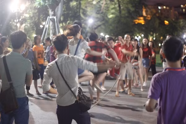 Không khí ngày đầu thí điểm phố đi bộ vô cùng vui nhộn.