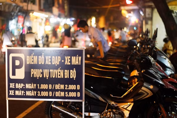 Nhằm đảm bảo an ninh trật tự cho khu vực thí điểm phố đi bộ, Công an TP Hà Nội đã cấm toàn bộ phương tiện cơ giới, thô sơ hoạt động trên các tuyến phố đã được quy hoạch. Sở GTVT Hà Nội cho biết: Đã bố trí tổng số 78 điểm đỗ để trông giữ ô tô, xe đạp, xe máy với diện tích 17.380m2 đủ chứa 87 xe du lịch, xe chở khách; 607 xe ô tô con; 2.751 xe đạp, xe máy cho du khách, người dân đến tham quan du lịch.