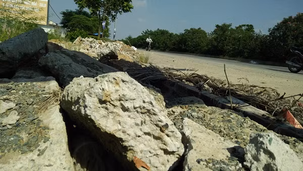 Hình ảnh vừa gây phản cảm vừa gây nguy hiểm cho người tham gia giao thông.