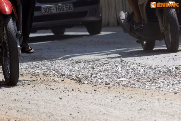 Đoạn đường đang phản ánh có chiều dài khoảng gần 100m. Đáng nói, trong đoạn đường bị đào xới thì tình trạng giữa đoạn trước cửa số nhà 412 Hồ Tùng Mậu là nghiêm trọng nhất, gây nguy hiểm cho người đi đường bởi sau khi bề mặt đường được đào lên thì một lớp sỏi khác đã được thay thế vào. Tuy nhiên, do không được trải nhựa đường nên các lớp sỏi vẫn để lộ ra khe, rãnh rất dễ làm trượt bánh của các phương tiện di chuyển qua đây.