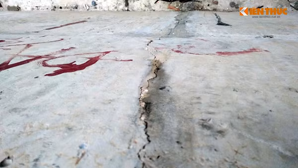 Ngoài ra, trên thành cầu Zét bê tông cốt xốp đã xuất hiện những vết nứt chạy dài.