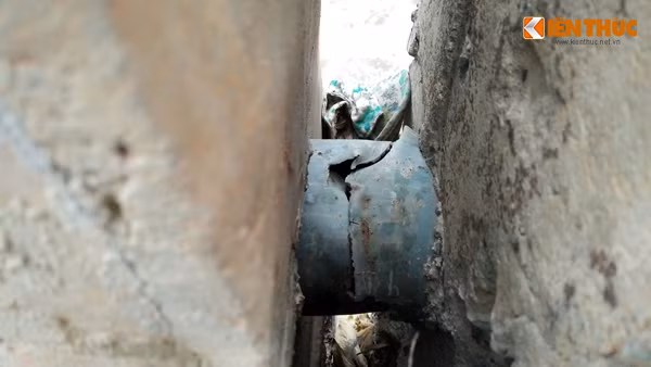 Một số đường ống bị vỡ toác.