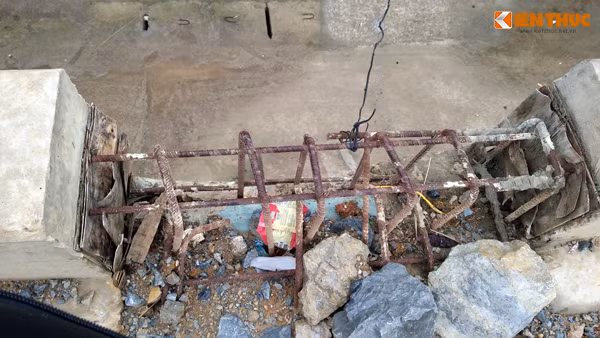 Các khe nối cầu vẫn còn nguyên sắt thép buộc mà không được đổ bê tông.