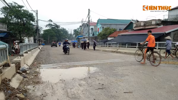 Trên bề mặt cầu đã xuất hiện nhiều chỗ lồi lõm.