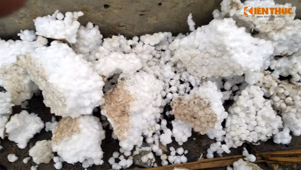 Do bức xúc trước nghi vấn "bớt xén vật liệu" trong quá trình thi công cây cầu Zét nên nhiều người dân đã đục thủng nhiều chỗ trên thành cầu khiến các lớp xốp bên trong rơi hẳn ra bên ngoài.