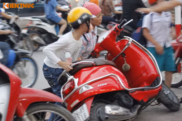 Không ít người tham gia giao thông cố gắng chen chúc dòng phương tiện đông đúc đã bị ngã, đổ xe.