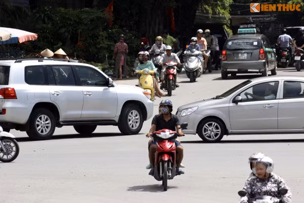 Những người dân sống xung quanh khu vực cho biết, vào các khung giờ cao điểm, có khá nhiều trường hợp người tham gia giao thông bị tai nạn do đâm, va chạm vào nhau khi di chuyển qua đây.
