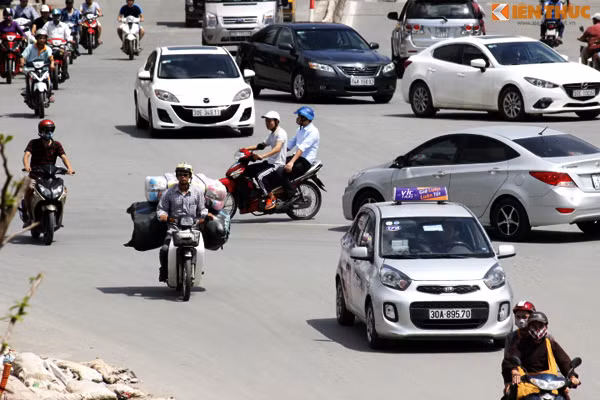 Ghi nhận của PV Kiến Thức, các ô tô, xe máy di chuyển tại nút giao thông Bưởi - Hoàng Hoa Thám - Lạc Long Quân phải tạt đầu nhau để giành lối đi vô cùng nguy hiểm.