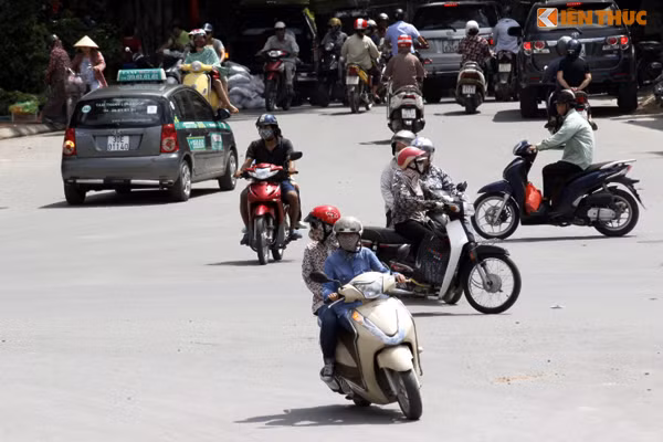 Những người di chuyển qua đây hầu như đều có "tay lái lụa", lạng lách, vượt qua các phương tiện đang lao tới.