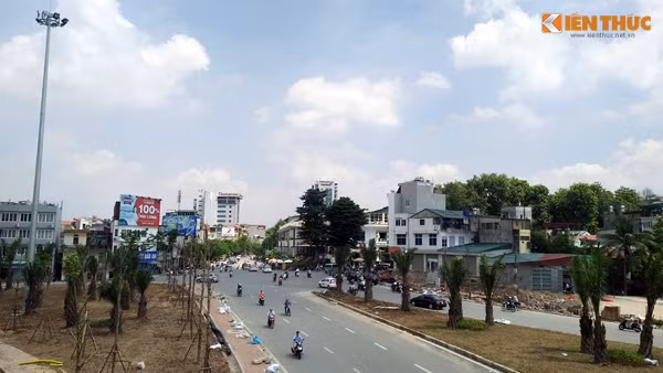 Theo phản ánh của người dân, thời gian gần đây, tại nút giao thông đường Bưởi - Hoàng Hoa Thám - Lạc Long Quân (Hà Nội), do không có hệ thống chỉ dẫn đường, đặc biệt là không có bùng binh, nên các phương tiện di chuyển qua đây hỗn loạn, không theo trật tự nào.