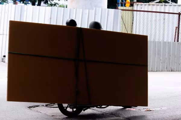 Hình ảnh được PV Kiến Thức ghi lại trên đường Xuân Thủy (Hà Nội). Chiếc xe máy chở hàng cồng kềnh che kín hết người lái.