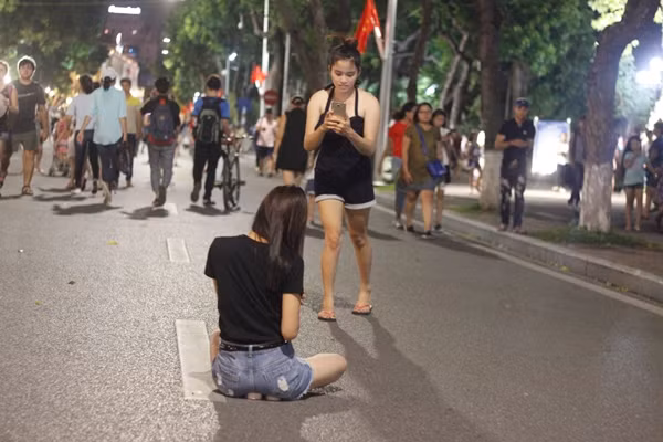 Các bạn trẻ sẵn sàng ngồi lê xuống đường để "tự sướng" trên phố đi bộ.