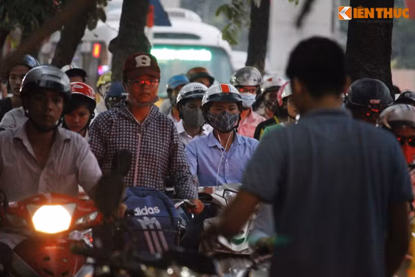 Theo ghi nhận của PV Kiến Thức, đoạn đường bị ùn tắc nhất là hai hướng di chuyển vào ra nội thành từ UBND quận Nam Từ Liêm (TP Hà Nội) đến khu vực Cầu Diễn.