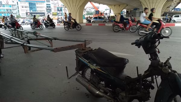 Trước đó, ngày 25/6, CSGT Hà Nội ra quân xử lý các trường hợp xe tự chế chở hàng cồng kềnh di chuyển trên đường phố Hà Nội, ngay sau vụ tai nạn thương tâm khiến một cháu bé tử vong xảy ra trên phố Tân Mai (Hoàng Mai, Hà Nội) do tôn cứa, đã xử lý rất nhiều trường hợp vi phạm.