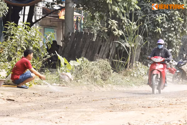 Người dân phải dùng vòi nước xịt liên tục lên bề mặt đường, trước cửa nhà cho đỡ bụi.
