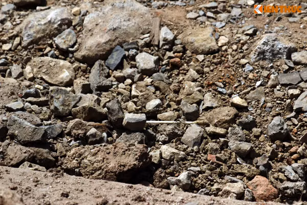 Đất, đá, sỏi trên đoạn đường bị đào xới tóe không chỉ gây nguy hiểm, tiềm ẩn tai nạn cho người đi đường mà còn gây mất mỹ quan đô thị.