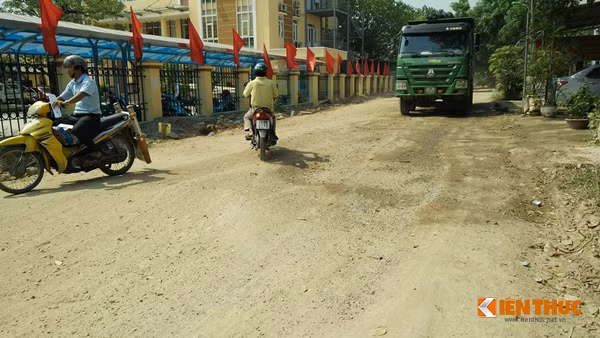 Theo những người dân sống xung quanh khu vực, " con đường đau khổ" nằm cạnh trụ sở UBND phường Đại Mỗ to đẹp này, khi trời mưa nước ngập khiến con đường ngập sâu trong bùn và nước làm ô tô nhỏ, xe máy, xe đạp không thể di chuyển qua. Nếu trời nắng, thì bụi bẩn theo gió bay mịt mù.