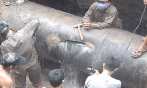 Hình ảnh công nhân sửa chữa đường ống dẫn nước sông Đà bị vỡ những lần trước đó.
