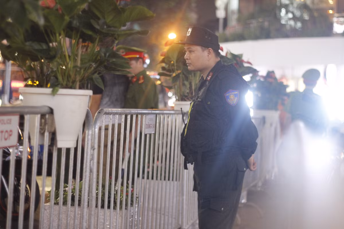 Tại các ngã tư, điểm đầu các tuyến phố đi bộ đều có lực lượng chức năng túc trực.