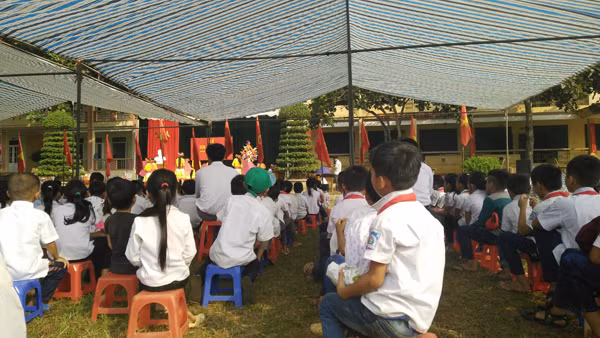 Lễ khai giảng diễn ra giản dị nhưng cũng rất trang nghiêm.