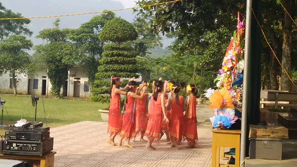 Các tiết mục văn nghệ do chính các em học sinh nhà trường biểu diễn.