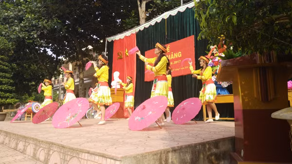 Trước khi tiếng trống khai giảng năm học mới được vang lên, nhiều tiết mục văn nghệ sôi động của thầy và trò nhà trường được diễn ra.