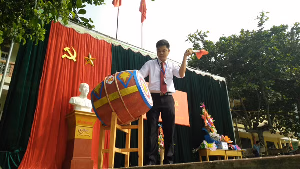 Phó Hiệu trưởng nhà trường đánh trống khai giảng năm học mới 2016 - 2017.