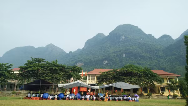 Tham dự buổi lễ khai giảng năm học mới, các em học sinh trường THCS xã Hùng Tiến đều cảm thấy vui mừng và háo hức.