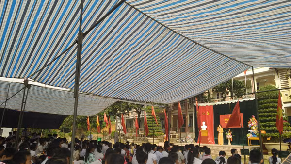 Tại lễ khai giảng năm học mới của các em học sinh trường THCS xã Hùng Tiến, ban tổ chức nhà trường đã căng bạt giúp các em khỏi nắng nóng.