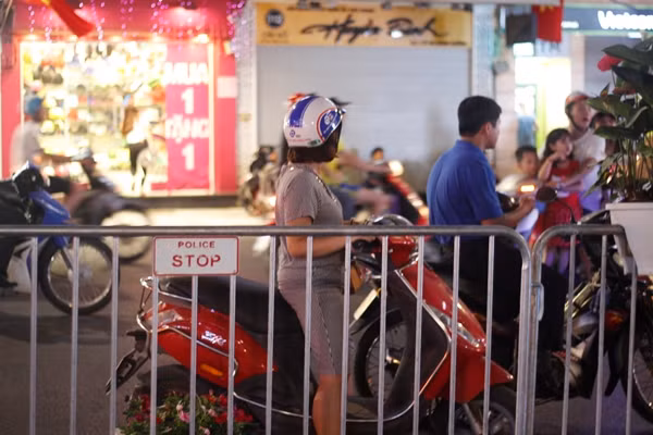 Để tạo điều kiện cho những người dân sinh sống xung quanh khu vực quy hoạch các tuyến phố đi bộ, Hà Nội đã cấp thẻ sẵn để người dân dắt xe về nhà. Trong khi đó, nhiều người không biết vẫn cố gắng loay hoay để tìm cách đi đường cũ về nhà nhưng đã được lực lượng chức năng nhắc nhở.