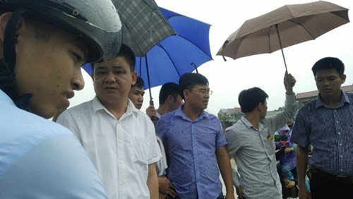 Đại diện các đơn vị gồm: Chủ đầu tư, đơn vị thi công, giám sát, UBND huyện Chương Mỹ, UBND xã Tốt Động đã xuống hiện trường giải thích về nghi vấn "cầu Zét bê tông cốt xốp" của người dân.