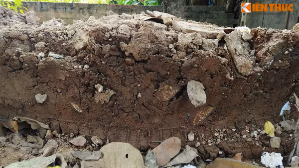 Những lớp bùn dày xuất hiện nhiều chỗ trên con đường.