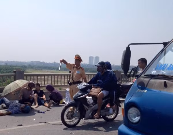 Hậu quả vụ tai nạn khiến 3 nạn nhân bị thương nặng, 1 người gãy tay. Các xe máy bị đâm cùng ô tô đâm đều bị hư hỏng nặng.