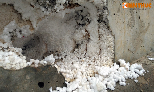 Hình ảnh những miếng xốp nhét bên trong thành cầu Zét mà các đơn vị thi công, nhà thầu giải thích sau này sẽ là những điểm lắp ráp các hộp kỹ thuật đèn điện.