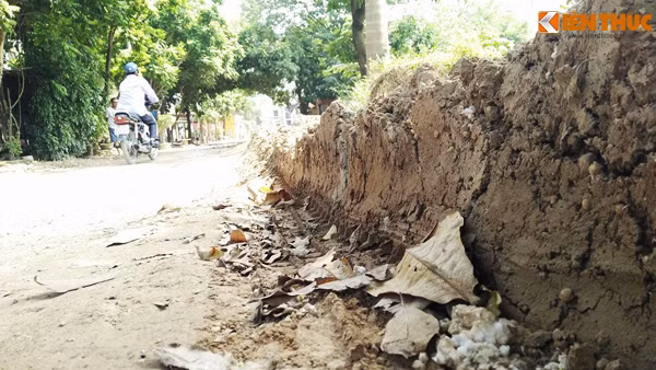 Theo tìm hiểu của PV Kiến Thức, hàng ngày, bên cạnh những chiếc ô tô nhỏ, xe máy đi lại, con đường này còn phải "gánh" hàng chục lượt xe ben với trọng tải lớn chạy rầm rầm.