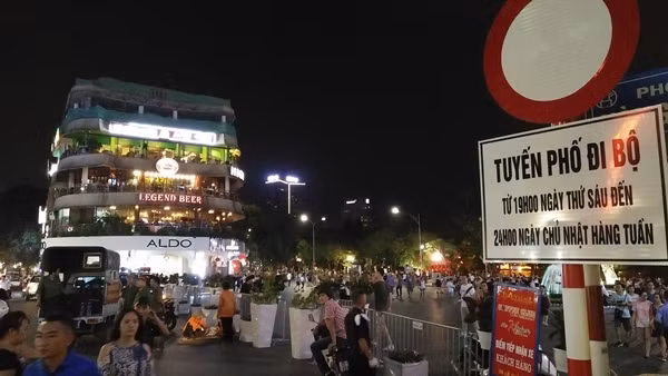 Đúng 19h ngày 1/9, 15 tuyến phố xung quanh khu vực hồ Hoàn Kiếm (Hà Nội) đã đồng loạt được thí điểm không gian đi bộ, các lực lượng chức năng sử dụng rào chắn để các phương tiện không đi vào phố cấm.